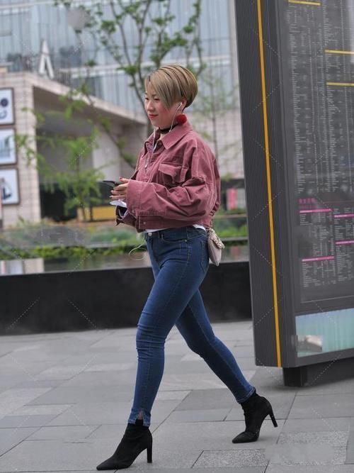 粉牛仔上衣，既可作外衣，又可作防晒衣