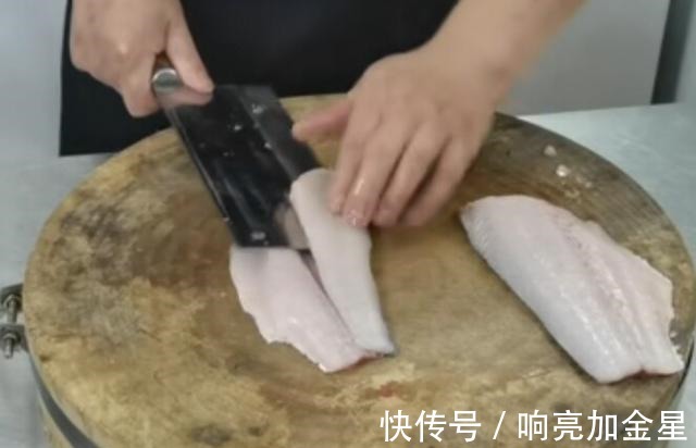 鱼丸|做鱼丸不要纠结凉水能否飘起，鱼肉馅黏稠才是最重要的！