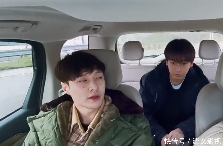 超级明星 张艺兴有多低调?录《向往》穿军大衣,脚上的鞋,农村人都不穿了