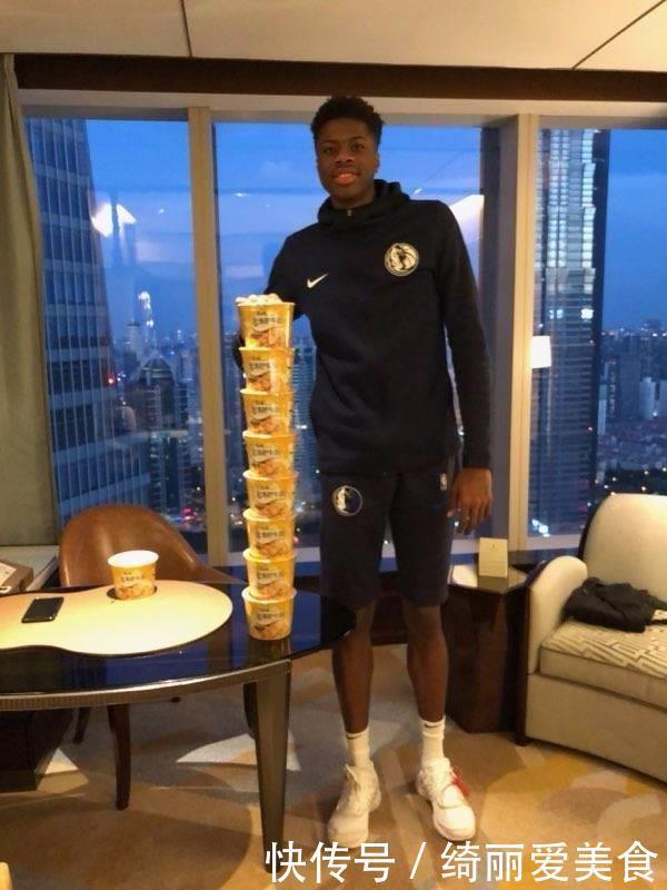 库里|NBA吃货遇上中国美食库兹马吃100个饺子,字母弟一人吃9桶泡面