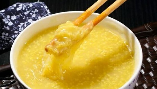 熬小米粥,不要直接用水煮,煮前加一步,粥又香又浓,米油厚