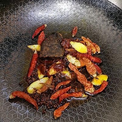 冬天吃麻辣牛蛙煲，暖身又暖心