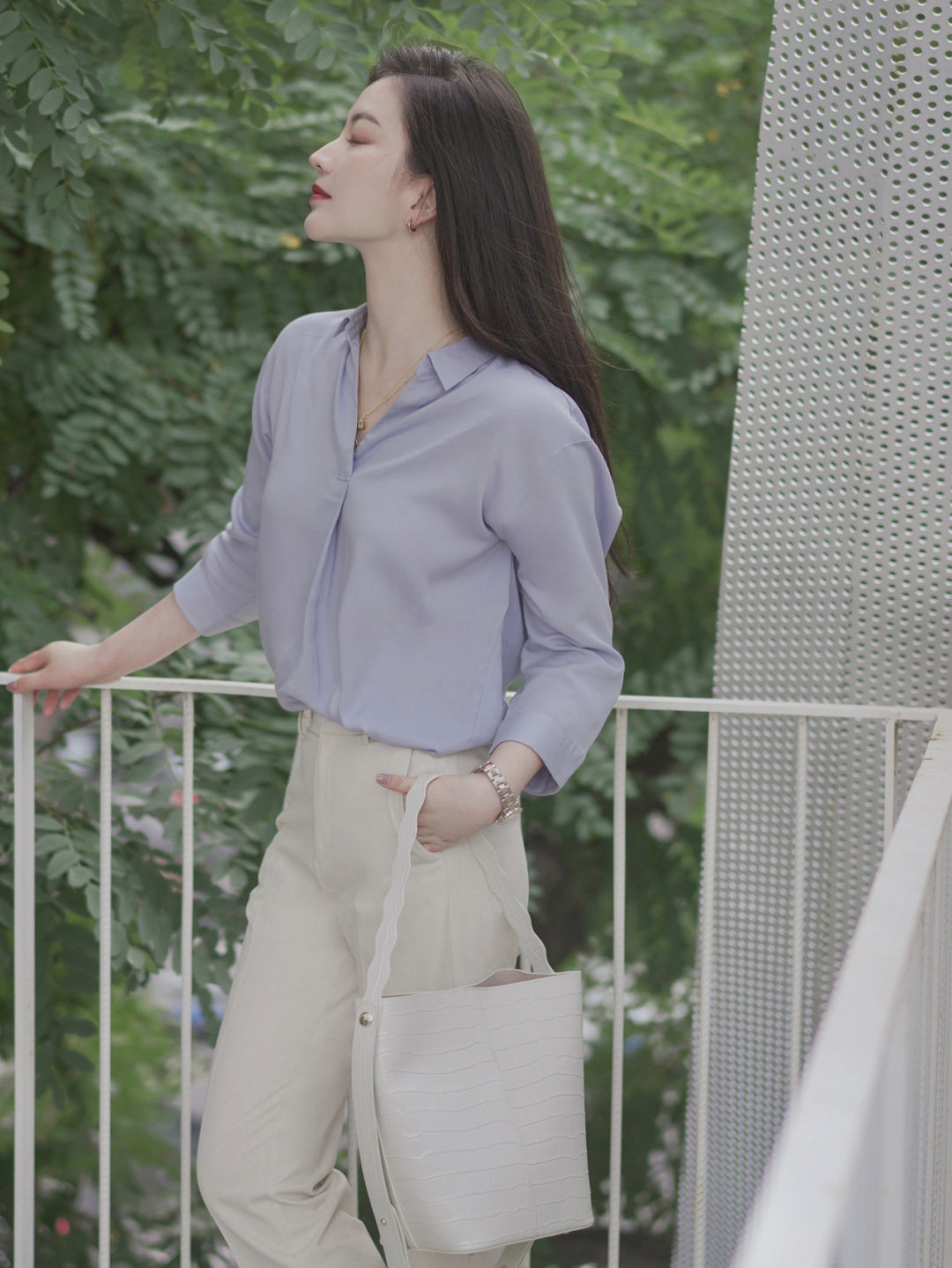 衬衫 秋天的“浅蓝色”衬衫真流行!搭配西装裤和大波浪卷发,魅力全开