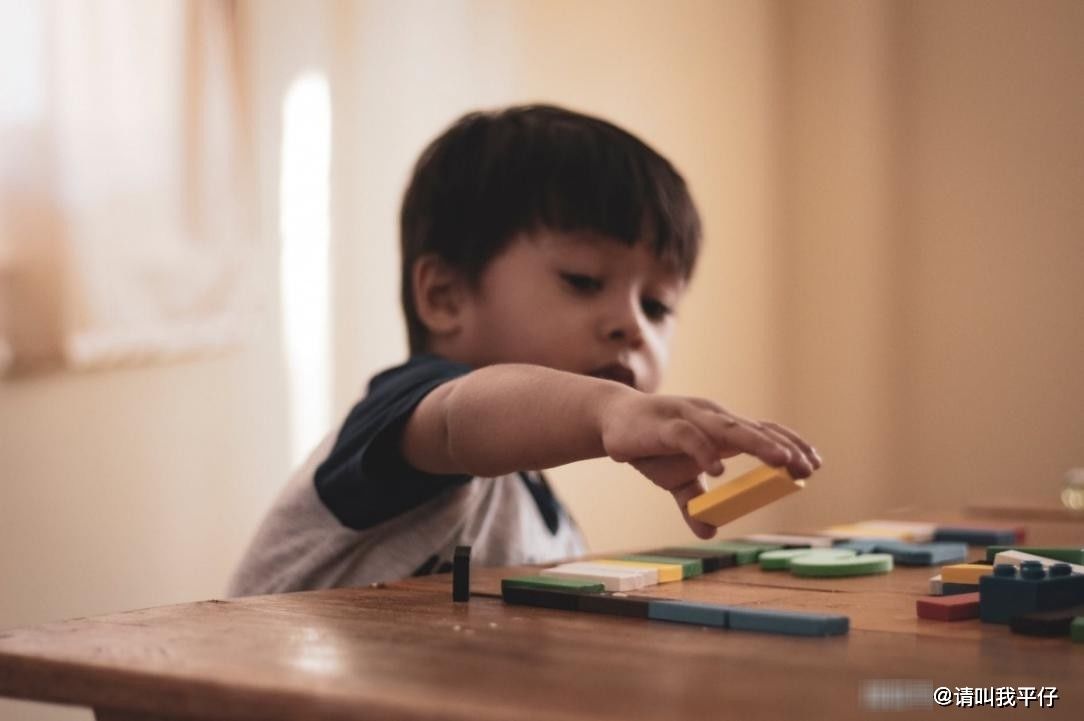 小家伙|孩子身上有这四种表现时，家长们别不在意，说明他们正在变自卑