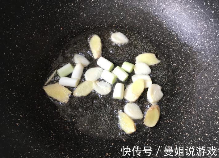 洋葱搭配羊血一起炒,不腥不膻,吃起来别有一番风味