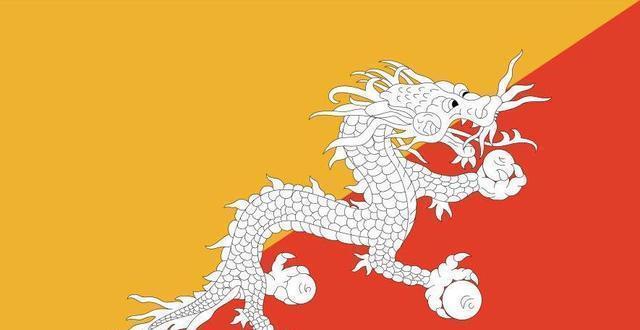 穿着|清朝灭亡107年了,此国却坚持使用清朝国旗,国王还穿着清朝长袍