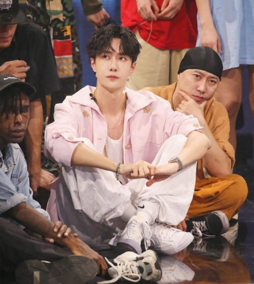 这就是街舞|王一博街舞被撩面无表情,弹幕让人忍俊不禁