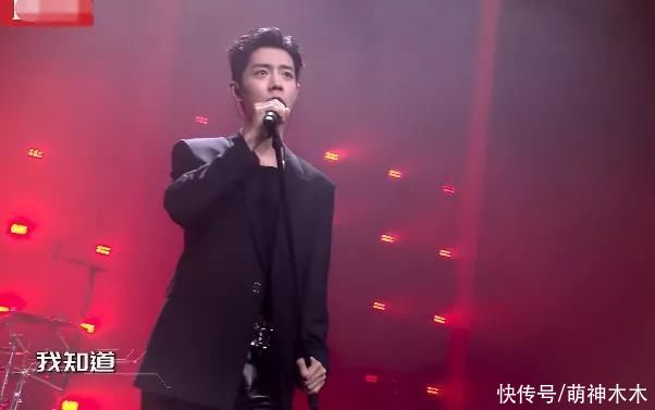 肖战连登三台春晚节目，跟黑豹乐队大玩摇滚炸街，五套造型换不停