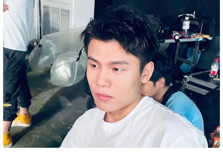 何广智|《脱口秀大会4》何广智段子俗套，能火全凭“丑”？杨笠笑而不语