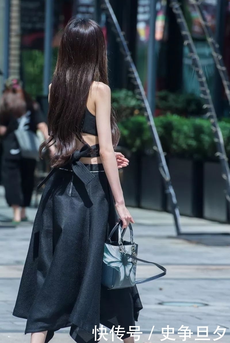 街拍:圆领露脐短背心搭配拼接波浪长裙,楚楚动人奔放气息