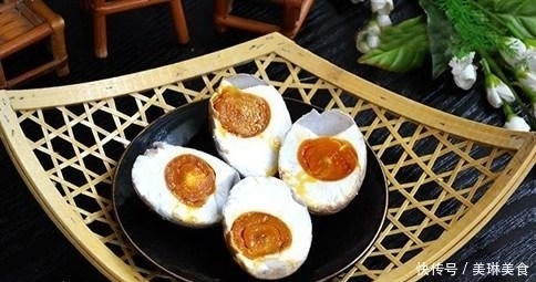 夏天|夏天就要自制咸鸭蛋,沙酥流油,营养丰富,空口吃才过瘾!