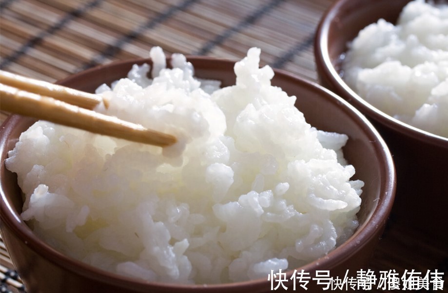 蒸米饭如何颗粒分明味道香？原来淘米一直弄错，难怪米饭不香不软