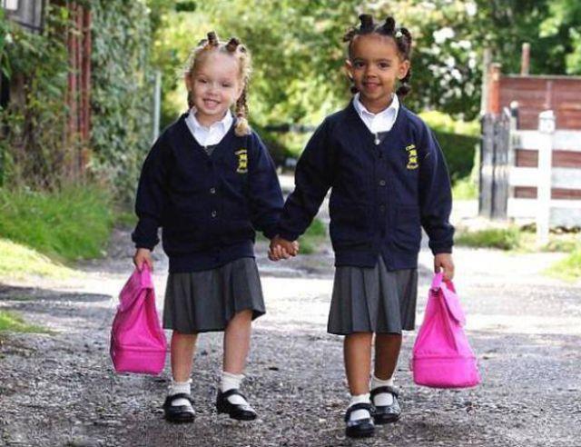 夫妻俩|夫妻俩生下“奥利奥”双胞胎,一个白一个黑差距大,如今成这样