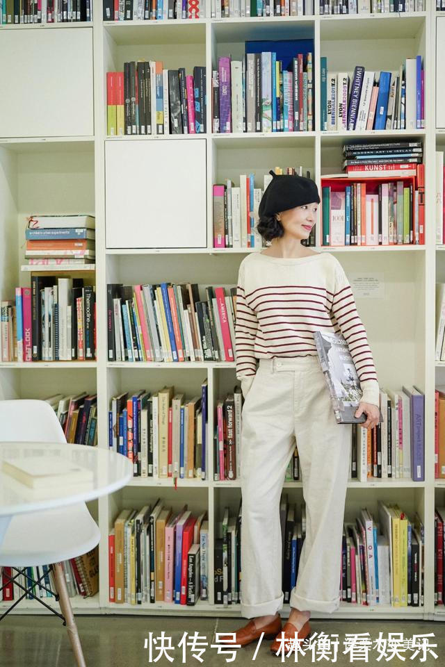 女人50岁以后,早秋少穿运动鞋,瞧三木妈妈这样穿,优雅显气质