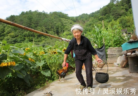 老年人|女人过了52岁，2物要舍得吃，养骨护关节，人也会显得更年轻