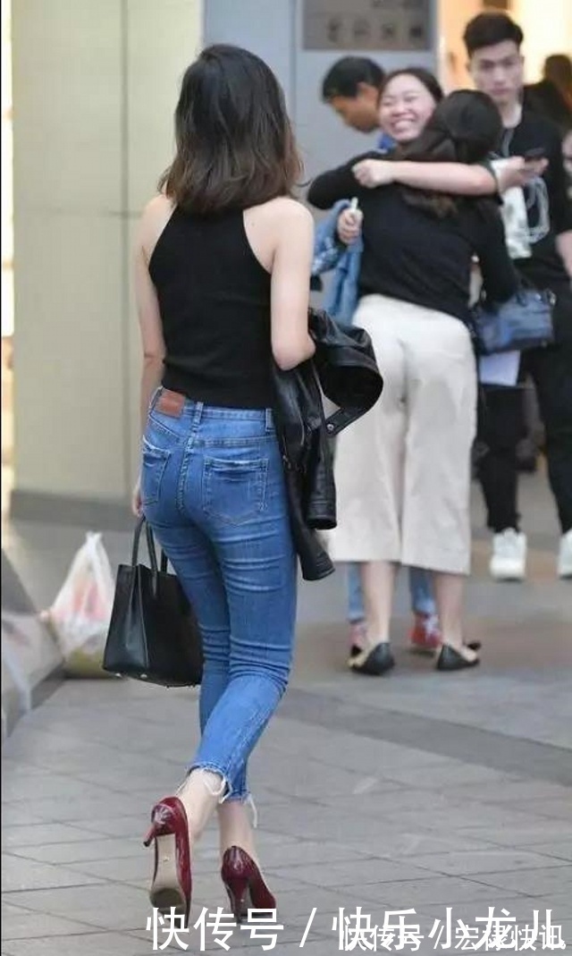 牛仔|街拍小姐姐牛仔热裤搭配黄色一字肩，简练大气又特别的美观
