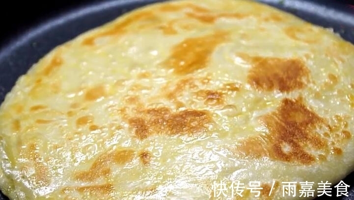 烙饼时,不要傻傻只放油,面点师教你一招,饼柔软起层又筋道