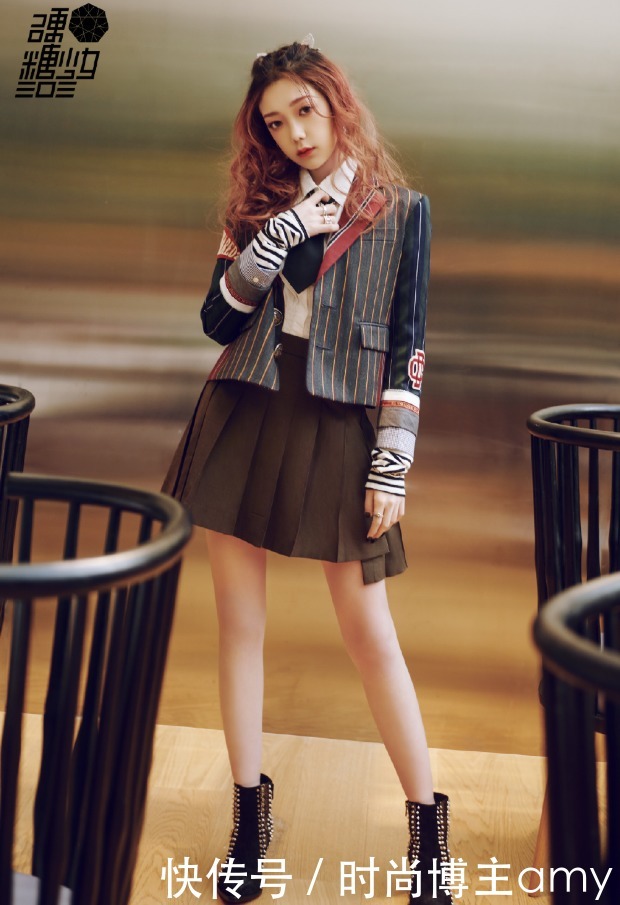 小西装|希林娜依·高现身机场,学05后玩“下衣失踪”,生图下的双腿太撩了