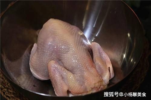 免烤箱版烤鸡,锅里一焖就出锅,香酥软烂肉质鲜嫩,香味扑鼻