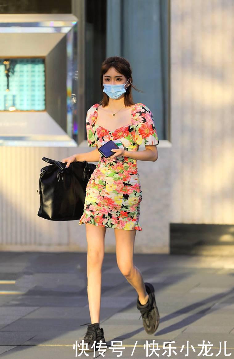 小姐姐轻松驾驭花朵裙,少不了一双高跟鞋,打造高级的时髦感