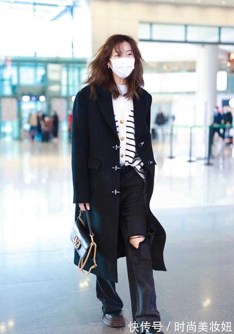 小姐姐 刘雯身材真有优势,穿黑色大衣配直筒裤五五分身,气场也很强大