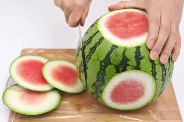 聪明|家里来客人了,西瓜学会这样切,吃完不脏手不流汁,人人都夸聪明
