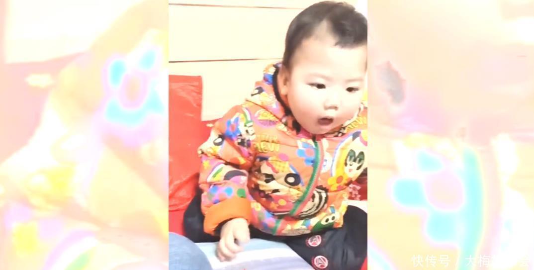 育儿小知识|萌娃帮妈妈脱袜子,还好奇地闻了闻,之后的表情让网友笑岔气