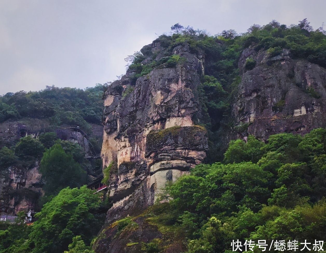 浙江隐藏着一个幽静好玩地,镶嵌在万仞峭壁间,靠木柱凌空支撑