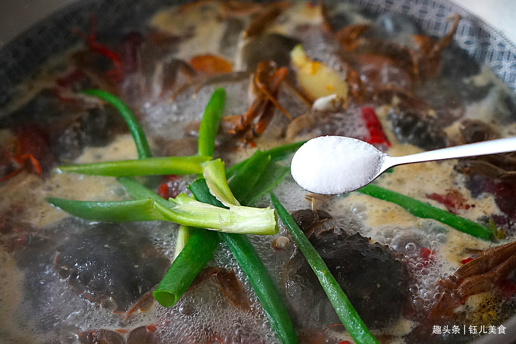 入秋后，螃蟹此做法太实用了，不油炸不清蒸，味道鲜美还不掉蟹脚！