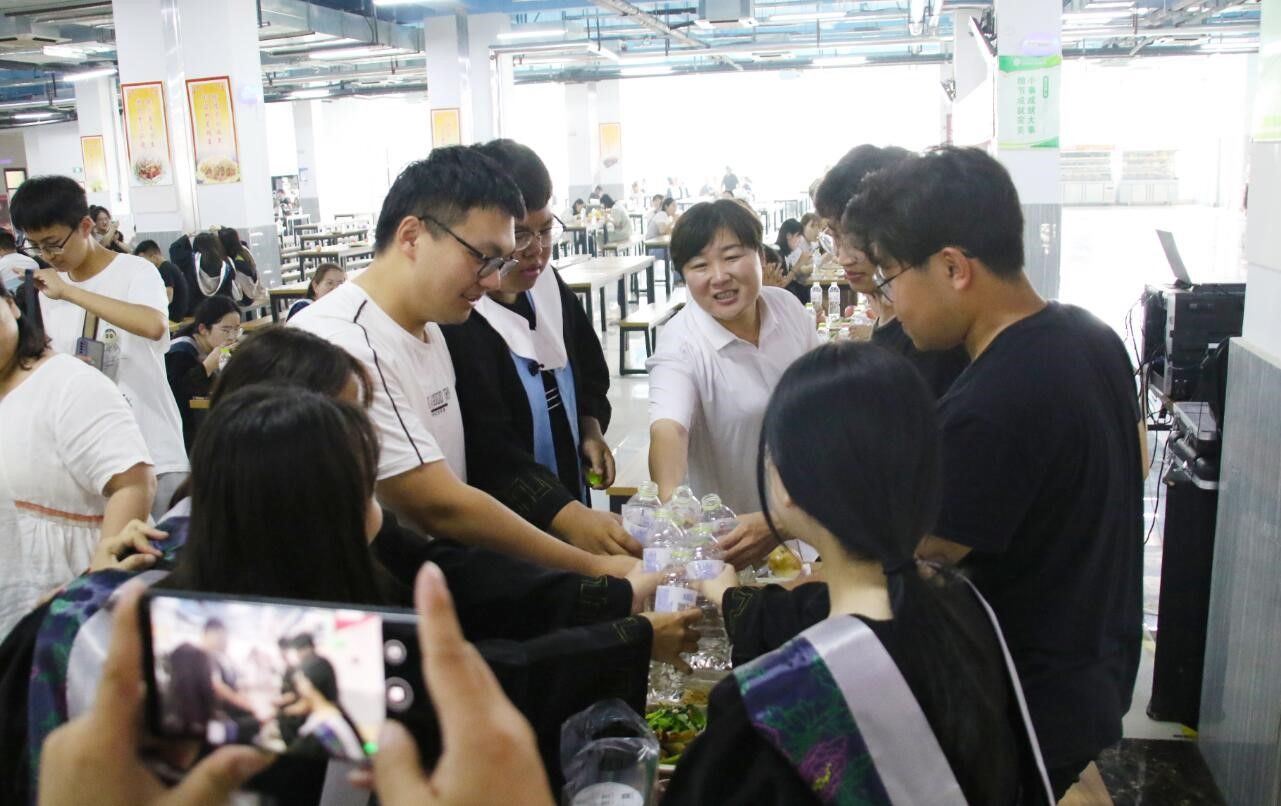 毕业典礼|4783名毕业生同吃“团圆饭”，齐鲁医药学院“爱心午餐”留住学子心