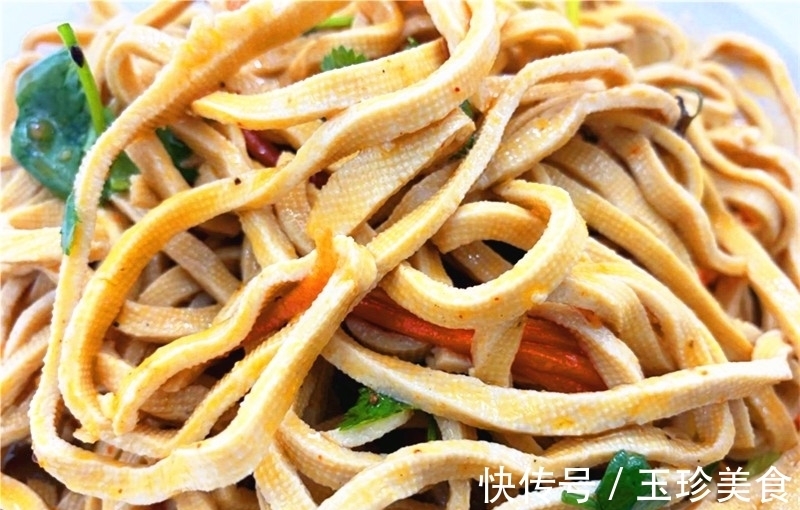 胡萝卜丝|凉拌千张时，别只会加辣椒油！加点它，千张又香又入味，超级下饭