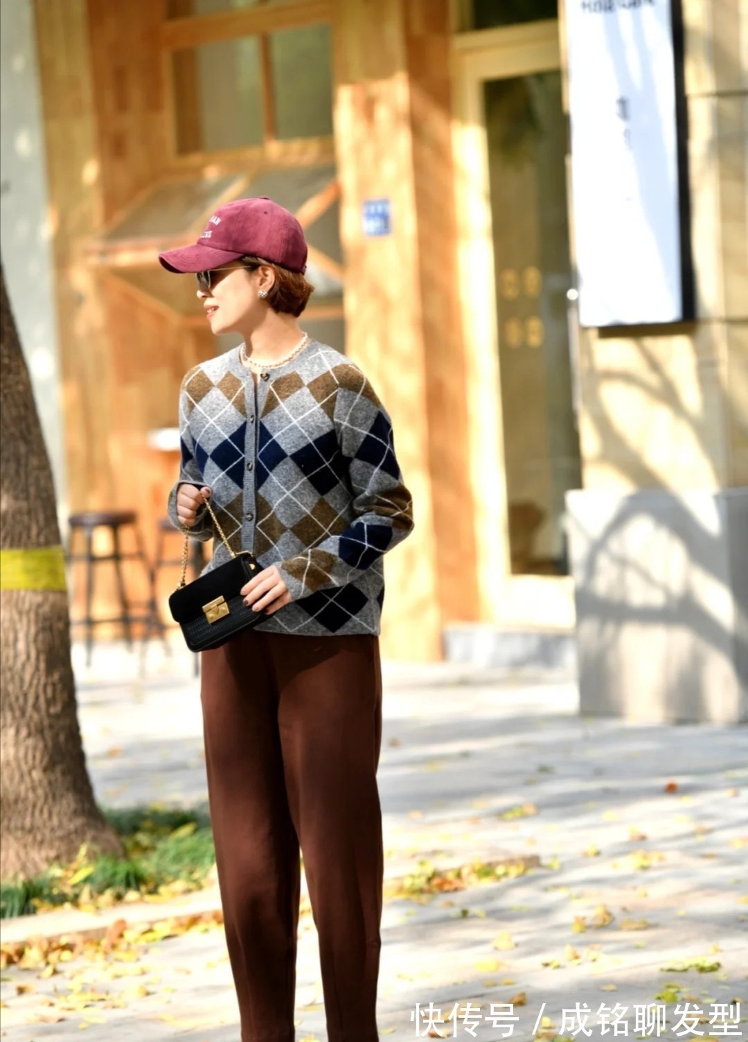 颜值|六十岁的女人,颜值再高也别踩这三个穿衣误区,没气质又掉档次