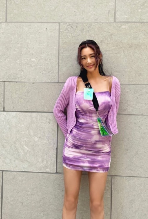 大长腿|克拉拉这身材绝了,粉色吊带配牛仔裤高挑时髦,曲线曼妙惹人羡