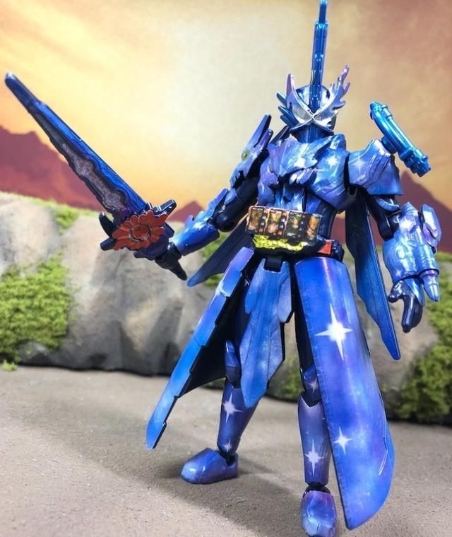 读取|假面骑士圣刃星尘深红飞龙装动周边公开 附带无限剑制专属支架