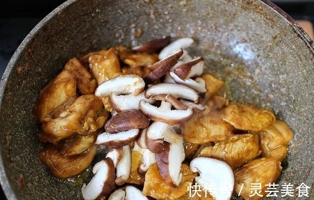 蒸鱼豉油|只会水煮鸡胸肉？加点蚝油配香菇，鲜嫩还下饭