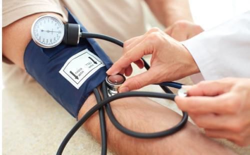 臂带|测量血压时，右手准还是左手？提醒：测血压时，尽量做好这几点