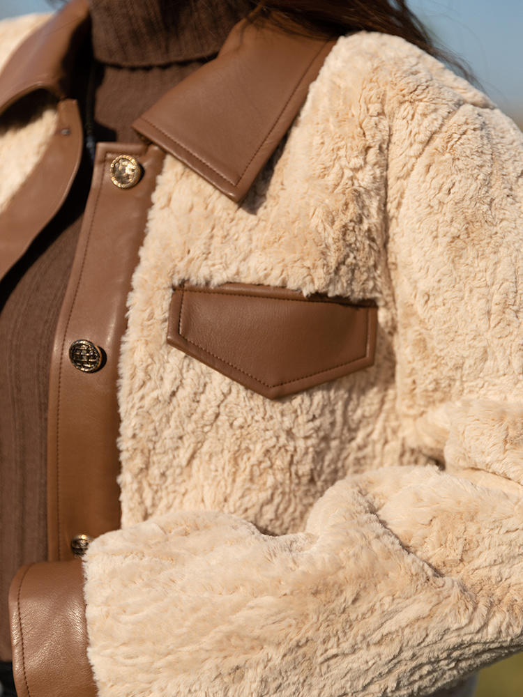 质地 “皮毛一体外套”又火了,这几种搭配保暖又帅气,普通人也能驾驭