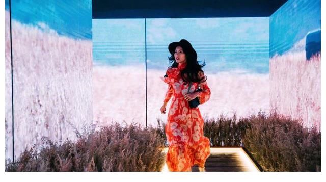 明艳动人|刘雯身穿红色印花裙明艳动人 戴宽檐帽复古迷人