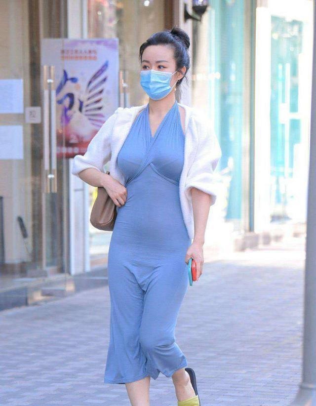 挂脖子裙 漂亮的美女，穿着蓝色的挂脖子裙，穿着直率的美！