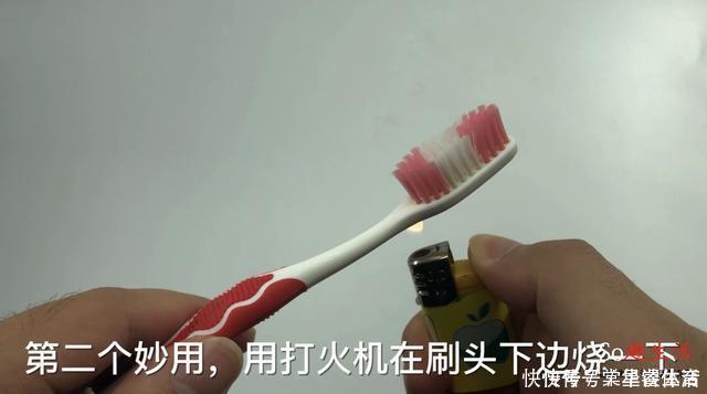 家人|两根旧牙刷绑一起,解决了不少人困扰的难题,抓紧提醒家人还不迟