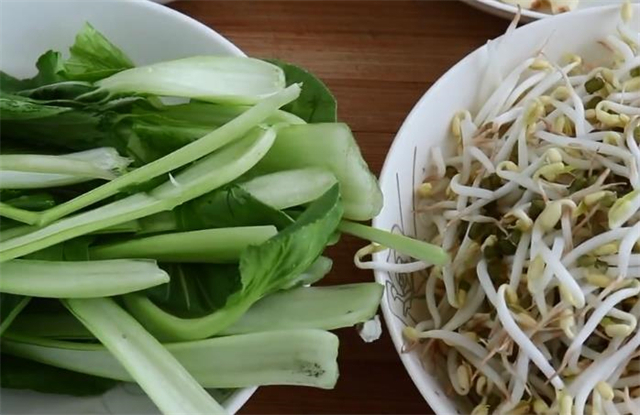 想吃刀削面不用去饭店,手把手教你在家就能做,方法超简单