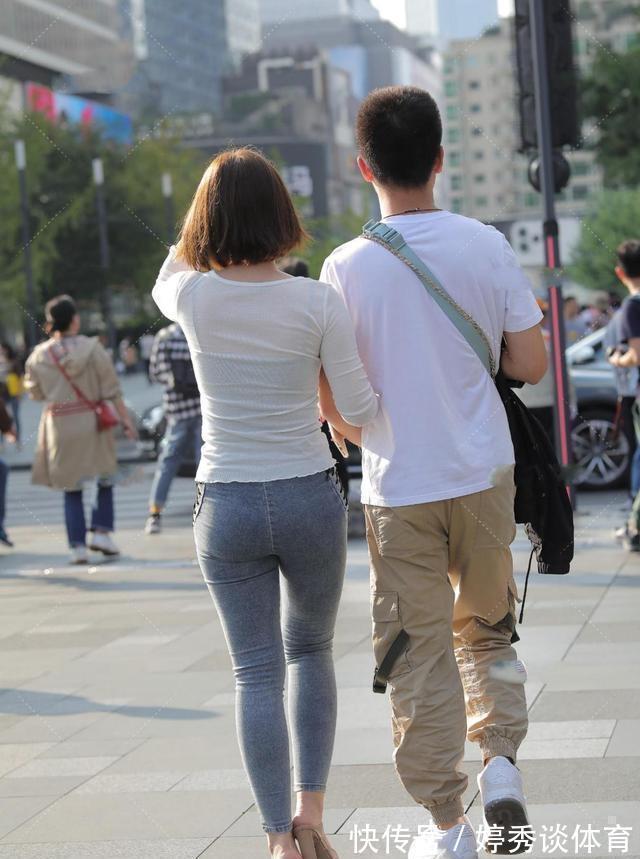 紧身衫|丰润有致的美女,白色紧身衫凸显优雅气质,肉感迷人