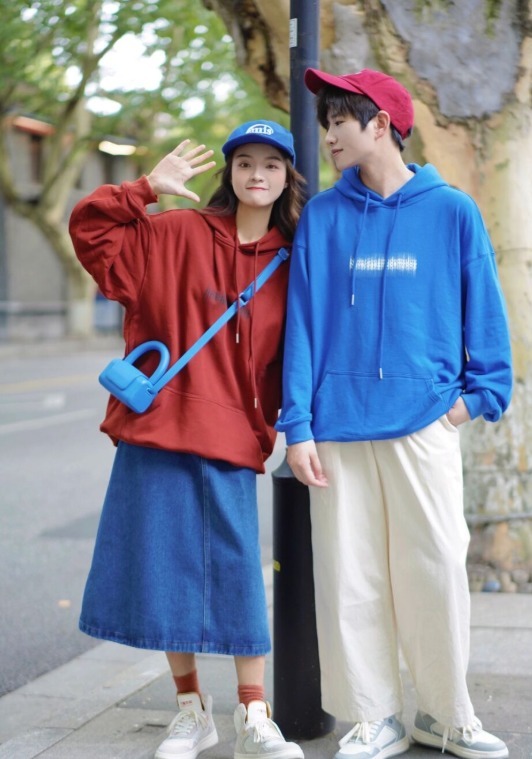 半身裙|冬天穿衣没思路?看看这5组情侣默契穿搭,高阶秀恩爱