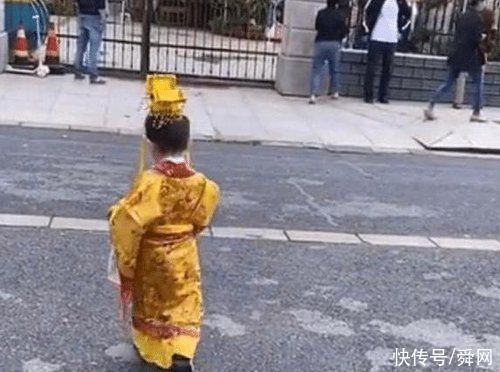 幼儿园组织孩子穿汉服入园，看家长们的杰作 网友:锦衣卫?快!扶寡人进去