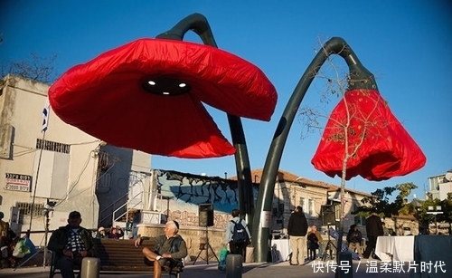 开放|街头上这4朵大红花,通过“感应”给过路行人阴凉,自如开放