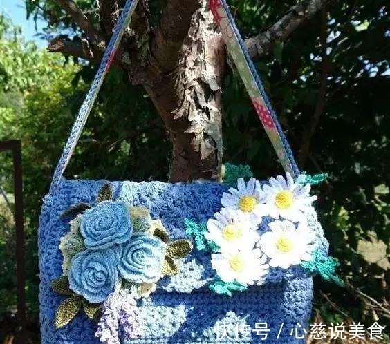 包包$55款超美的钩花包包,只要会钩不同的花,拼缝在一起,就能做出
