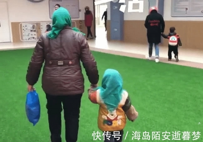 宝宝|奇闻：“保暖奶奶”走红，看到旁边宝宝后，网友：是老人带大的