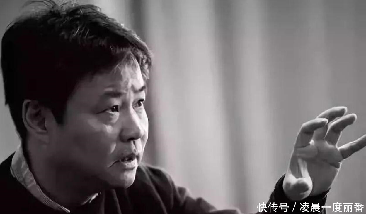 余华《活着》福贵埋了所有至亲,田里的坟堆成一排,他还笑着