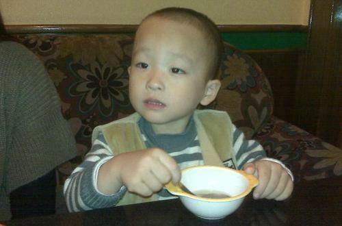 玲玲|儿科医生心里话3种汤别再给娃喝了，伤脾又积食，还影响长个