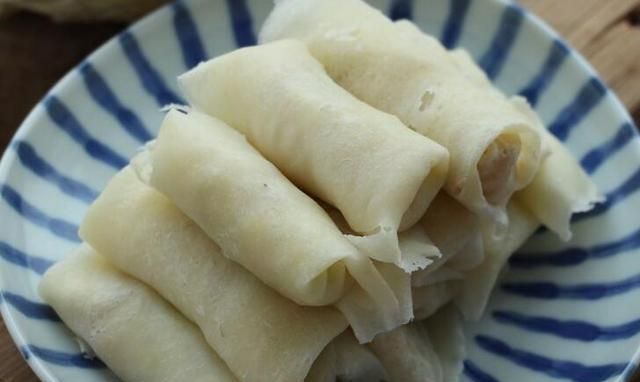 立冬后，多给家人做这道面食，一卷一蒸，暄软筋道，鲜香又美味